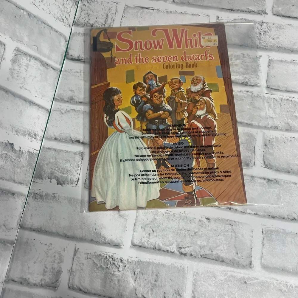 Vintage Snow White and the Seven Dwarfs Coloring Book 1975 Waldman Publishing.